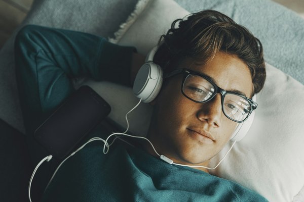 Comment créer une playlist musicale pour une soirée de méditation guidée?